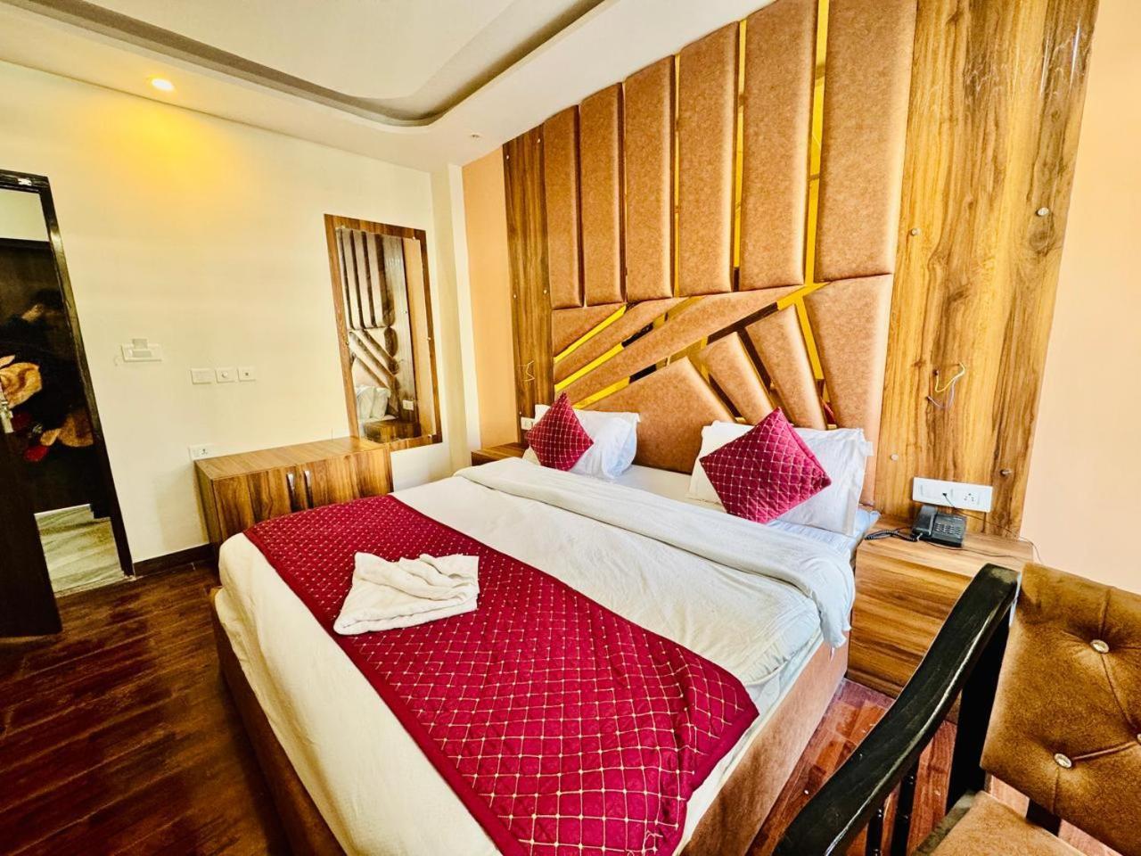 Royal Majestic View Point Lodge มะนาลี ภายนอก รูปภาพ